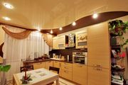 Натяжной потолок в кухне с освещением